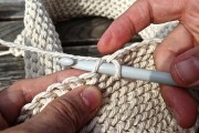 Häkelarbeit Hände mit Häkelnadel und Faden