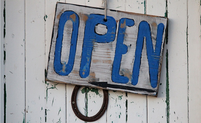 Open Ein Schild mit der Aufschrift Open.